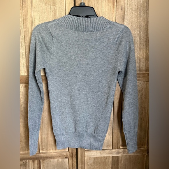 Women’s Active Basic Gray V-Neck Sweater Classic Knit Design - Picture 2 of 4